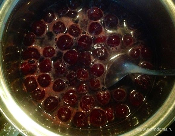 Когда вишни закипят, выключить огонь и влить желатин. Тщательно все перемешать, чтоб желатин полностью растворился и дать остыть начинке. Если начинка все же получилась сладкой, можно добавить 2-3 ст.ложки лимонного сока.)