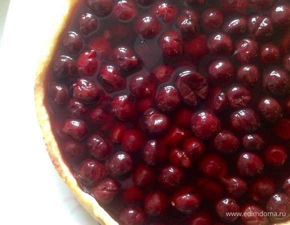 На основу пирога выложит сначала вишни, поставить минут на 5-10 в холодильник, а потом залить соком. Сок должен хорошо остыть,и начать немного застывать.Убрать на 2 часа в холодильник до полного застывания! Важно:... не выливать на пирог теплый сок вишен, основа может размякнуть!!!