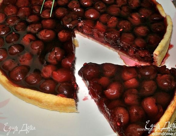 Когда желе застынет, пирог будит готов к употреблению! Делаете чай или кофе, отрезаете кусочек пирога, и...... поднимаете летнее настроение до максимума!..:)