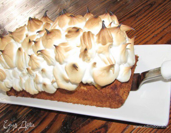 Сборка

Нагреть духовку до 250 С, желательно включить верхний тен с конвекцией, а нижний отключить.
Основа - ангельский бисквит, на него выкладываем грушу, можно особо не сцеживать сироп, он пропитает немного бисквит, сверху на грушу выложить мороженное и закрыть шубой из меренги.

Выпекать 2 минуты

Подавать сразу!!! 