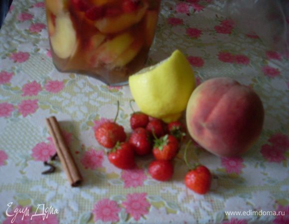 Порезать апельсин кружочками, вместе с кожурой.
Удалить косточки  у персиков и порезать их на дольки.
Нарезать клубнику половинками.
Выжать сок из половинки лимона.
Сложить специи и фрукты в большой кувшин или кастрюлю.
Залить вином.
Поставить как минимум на ночь, а лучше на сутки в холодильник.