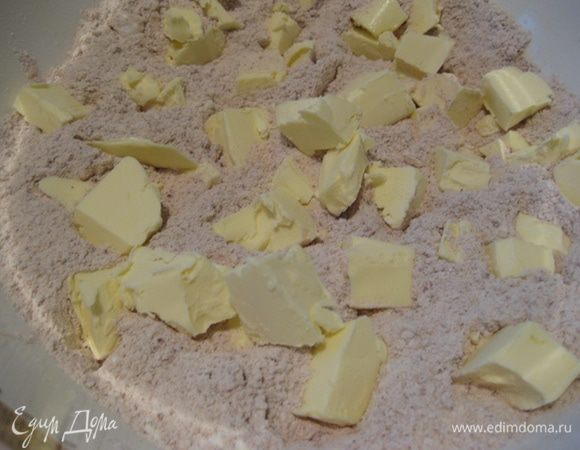 В эту смесь добавить очень холодное масло