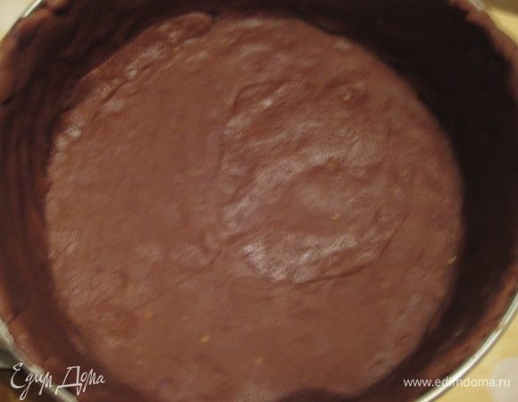 Когда тесто отдохнуло, раскатываем его и выкладываем в смазанную маслом форму, делаем высокие бортики, накалываем вилкой и дно и бока и отправляем в духовку, разогретую до 180 градусов на пол часа.