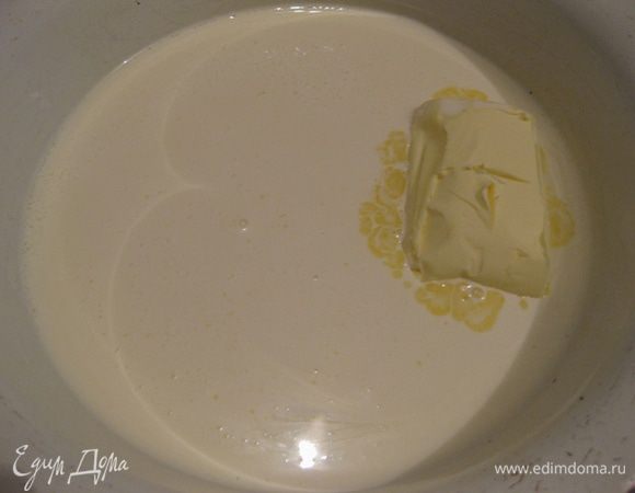 Тем временем сливки подогреть, не доводить до кипения! Добавить масло и смешать до однородности.