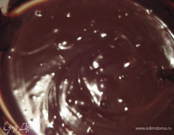 В горячую сливочную смесь ввести поломанный на мелкие кусочки весь шоколад и помешивая довести смесь до однородного состояния. Добавить ваниль,перец, соль.