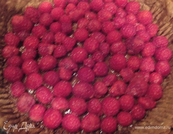 Основу остудить, смазать малиновым вареньем, выложить на дно промытую малину.