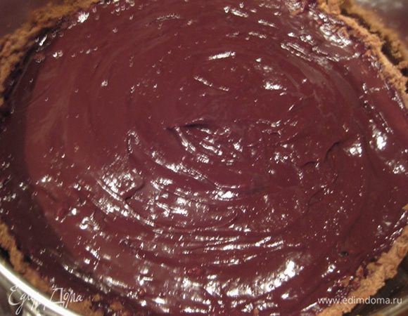 Сверху залить шоколадным кремом. Поставить в холодильник до застывания крема (около 1 часа). Это невероятно вкусно и шоколадно!!! Приятного аппетита!