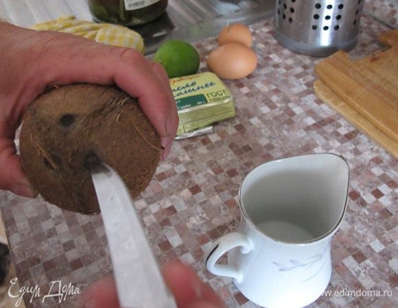 Но один вам удастся проткнуть довольно легко, и из него вытечет мутная белесая жидкость, которая собственно и является кокосовым молоком.
переверните кокос на бок, и на "экваторе", в одном месте, острой частью молотка нанесите несколько ударов. Затем ударьте в это место посильней, и кокос развалится на две половины.
С помощью ножа вырежьте мякоть вместе с коричневой корочкой. И натрите ее на терке, стараясь, чтобы коричневая корка не попала в натертый кокос. В принципе, она съедобна, просто выглядит не эстетично. Натертый кокос смешайте с сахарной пудрой.
