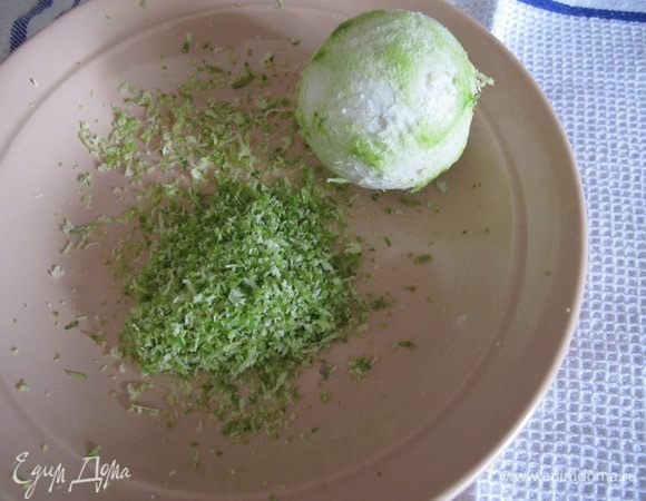 Натрите лайм на цедру, выжмите из него сок.