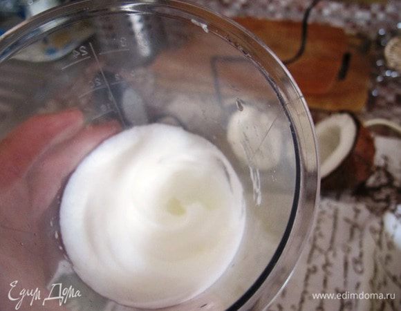 Отделите желтки от белков, и взбейте белки в крепкую пену.