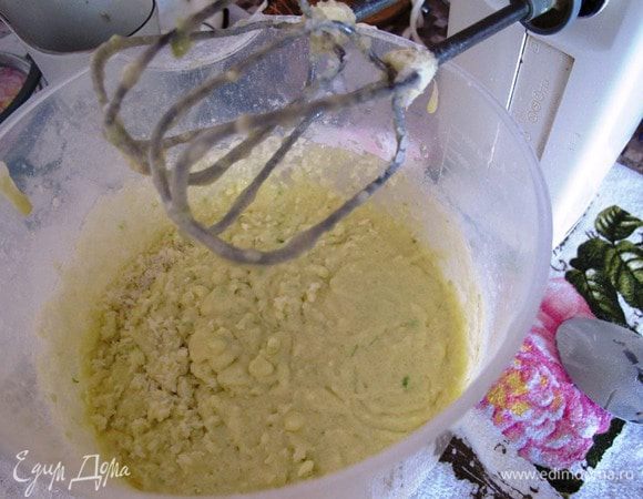 Размягченное масло взбейте с сахарным песком и цедрой лайма, как на крем.
Вмешайте желтки, просеянную муку, сахарный песок. Добавьте тертый кокос и кокосовое молоко.
Если вы берете консервированное кокосовое молоко, используем 220 мл. Если берем молоко из кокоса, то доливаем его коровьим молоком до 220 мл и добавляем в мучную смесь. Хорошо перемешиваем миксером. Затем аккуратно вводим взбитые белки и перемешиваем ложкой круговыми движениями.