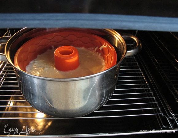 Заполняем формочки или форму, ставим в посуду большего размера, на половину заполненную водой и помещаем в духовку на 50-60 минут. Если у вас начинает слишком сильно зарумяниваться верх, а время не вышло, накройте верх фольгой.