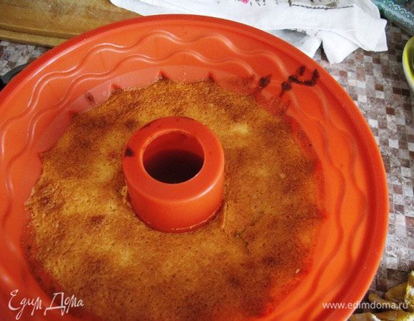 Готовому пудингу даем подостыть в духовке, затем достаем, остужаем и раскладываем в креманки. Если вы готовили в формочках, в которых будете подавать, то поверх нежного пудинга, у вас будет красивая хрустящая корочка.
