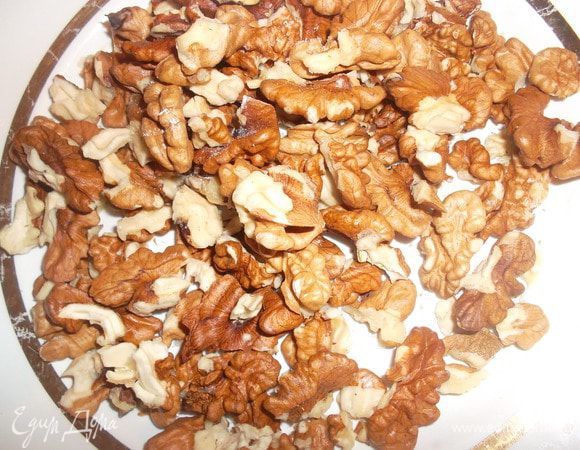 Грецкие орехи очистить и перемолоть в кофемолке...