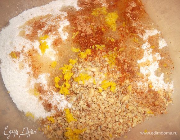 Смешать в одной емкости все ингредиенты, добавляя их в такой последовательности: орехи, сахарная пудра, корица, сок половинки и цедра целого лимона, растопленное сливочное масло, яйцо, мука с разрыхлителем. Замесить эластичное тесто...