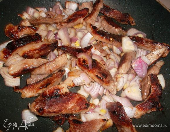 Мясо нарезать соломкой и обжарить на сильном огне до корочки. Добавить лук и чеснок и уменьшить огонь...