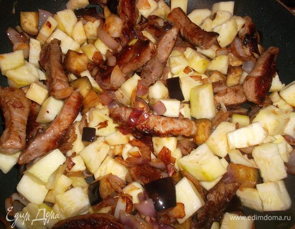 Добавить нарезанные кубиками овощи и обжарить на среднем огне около 10 минут...