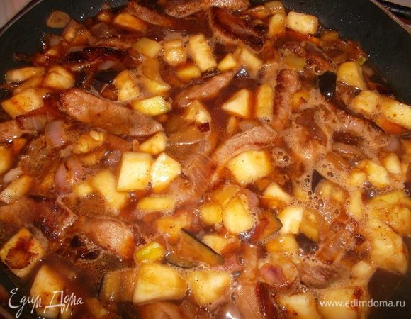 Залить мясо с овощами соусом (соевый соус-вода 1:2), посолить поперчить и тушить на небольшом огне около 40 минут...