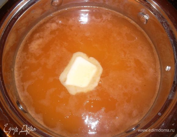 Приготовить рис, добавив в него при варке 0,5 ч. л. паприки и 1 ч. л. сливочного масла...