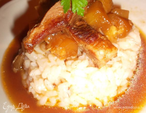 Выложить мясо на рис, добавить соус. Приятного аппетита:-))