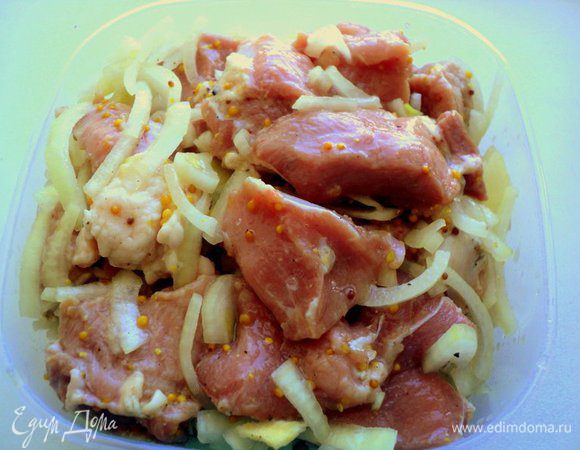 Лук нарезать колечками или полукольцами. К мясу добавить лук, посолить, поперчить по вкусу, добавить сухое вино, горчицу, хорошо перемешать и оставить мариноваться на 12 часов.