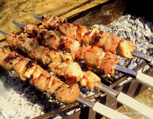 Нанизать мясо на шампура,  жарить на мангале. Во время жарки шампура периодически поворачивать и  можно побрызгать шашлык сухим вином. 