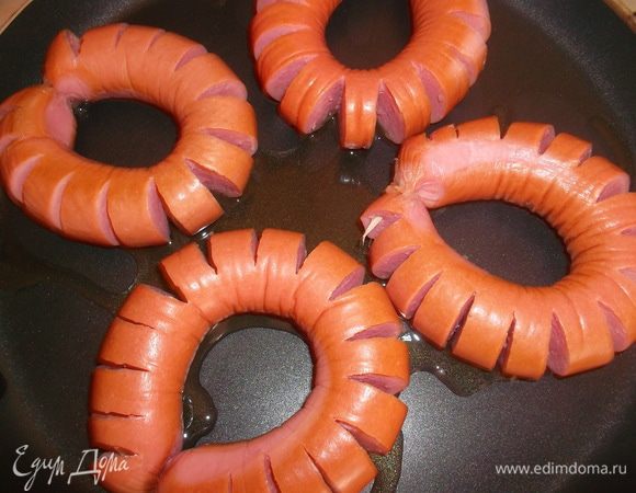 Берем сосиски (длинные, типа венских) и делаем поперечные надрезы по всей длине (но не разрезаем до конца). Концы скрепляем зубочистками и обжариваем на сковородке...