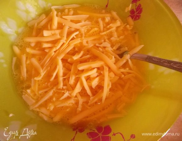 Взбиваем яйца, солим и добавляем тертый сыр...