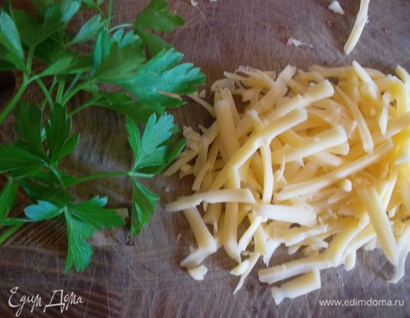 Немного тертого сыра и зелень петрушки для украшения...