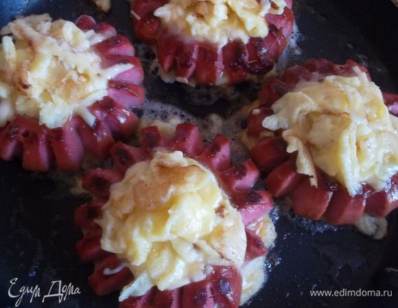 Заливаем в наши "островки" яйца с сыром и поджариваем на медленном огне до готовности (может немного подтекать снизу, не страшно. все подобрать и наверх:-)))...