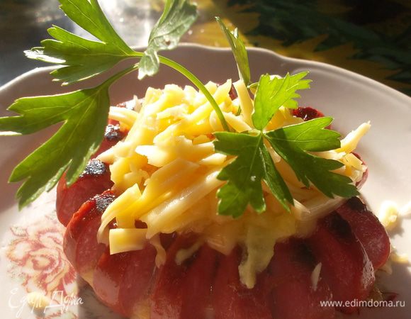 Посыпаем тертым сыром и украшаем зеленью петрушки. Приятного аппетита:-))