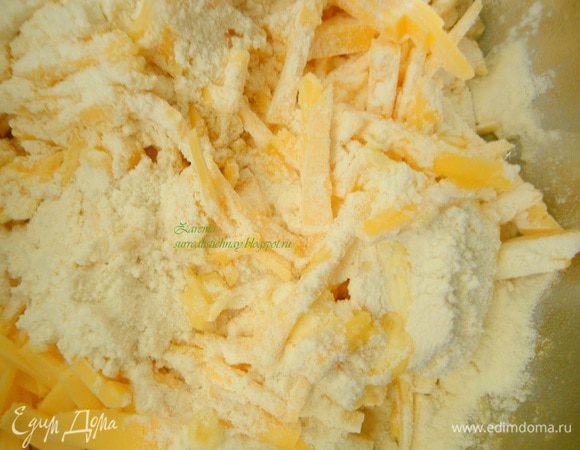 Первым делом готов печенье из сыра: для этого разогреваем духовой шкаф до 200С. Трем или режим крупно наш сыр, просеиваем муку и добавляем масло. Замешиваем тесто.