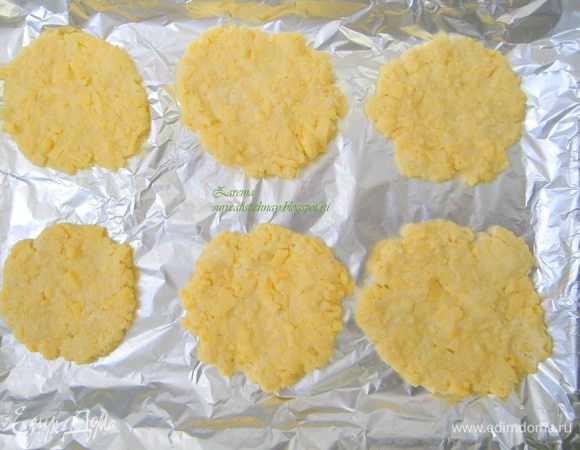 На противень, застеленный фольгой либо пергаментом выкладываем 6-8 сформированных лепешек из теста.Ставим в духовой шкаф на 7-10 минут