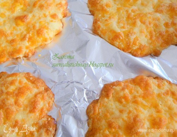 Достаем из духового шкафа наши сырные "мильфеи" и даем полностью остыть им. Я при помощи круглой формы выровняла все свои печенья для подачи.