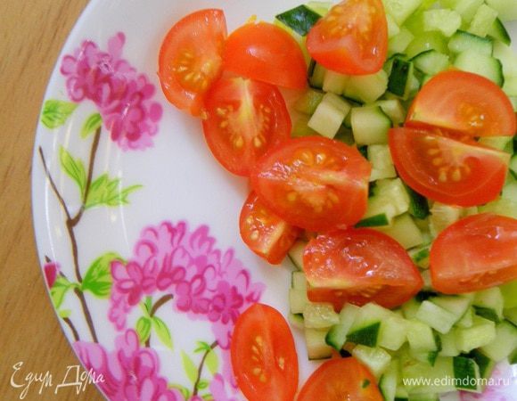 Готовим начинку-салат: режем на мелкие кубики огурец и перец паприку. Помидоры черри режим на четвертинки. Шинкуем зеленый лук, эстрагон. Все перемешиваем