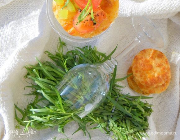 Наш салат можно подавать как минимум тремя способами: сборка первая -фуршетная: на сырную печенюшку выкладываем одну-две чайных ложки салата.