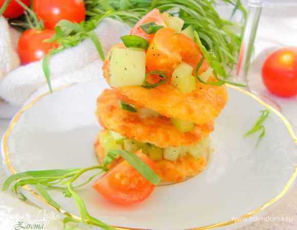 Вторая подача "Мильфей": на тарелку выкладываем печенье сырное, потом 1 чайную ложку салата, потом снова печенье - салат, так повторяем еще раз. Получаем по сути мильфей - нашу вкусную башенку