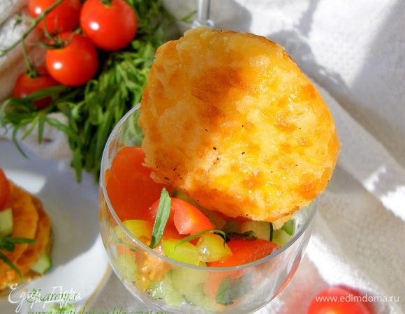 Третья подача порционная: в бокал выкладываем наш салат и сбоку ставим наше сырное печенье