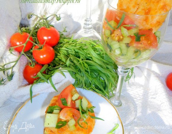 Вот и готов наш салат, так что вы в праве выбрать какая из подач вам приятней и милей. Приятных вам впечатлений, радости от вкушения и пусть мир немного подождет... Как уже ранее писала, салат идеален с белым вином или брютом, а также минеральной водой - все по вашему вкусу и желанию. Приятного аппетита и теплого лета и моря вам Солнца!!!