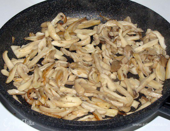 Грибы тонко нарезать и обжарить на оливковом масле до зарумянивания.