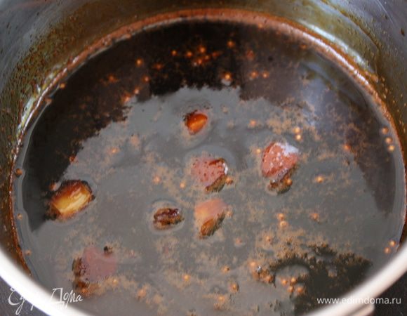 В первую очередь сварим глазурь. Смешаем все ингредиенты в кастрюле (чеснок и имбирь крупно нарубить) и ставим на средний огонь варится 30 минут. Периодически помешиваем, масса должна загустеть. Убираем с огня и даем немного остыть.