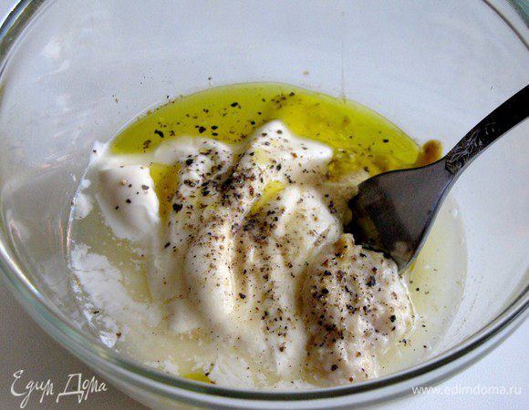 Приготовим заправку. Смешать майонез, оливковое масло, лимонный сок, хрен и горчицу. Посолить и поперчить. Все тщательно размешать.