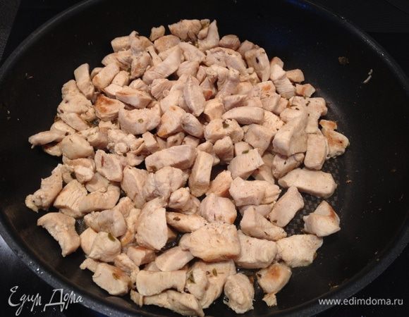 Обжарить курицу в небольшом количестве растительного масла небольшими кусочками.

Добавить к курице специи, острота по вашему вкусу.