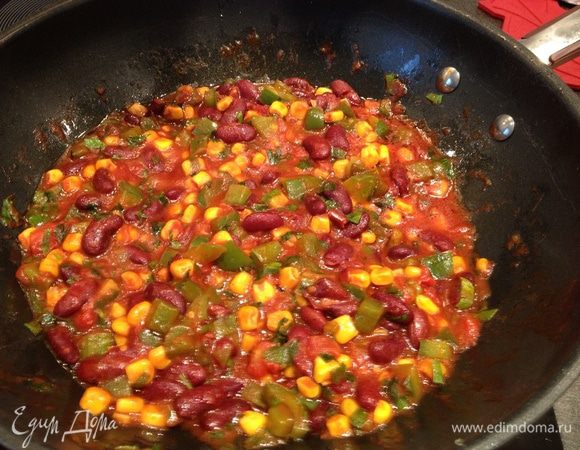В сковороде с растительным маслом обжарить болгарский перчик, добавить фасоль, кукурузу, помидор, петрушку, можно перчик чили, соль и сахар по вкусу.