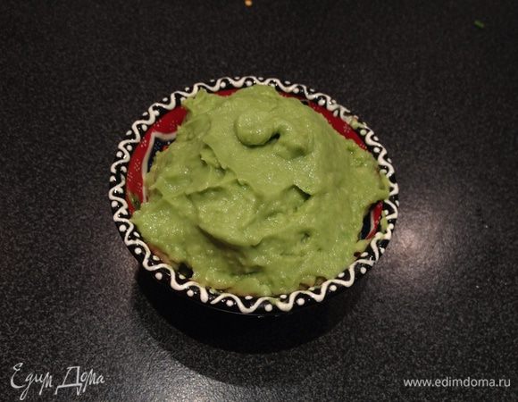 Приготовить гуакамоле: в процессоре смешать очищенный авокадо, чуть лимонного сока, соль, оливковое масло (количество смотреть по спелости авокадо).