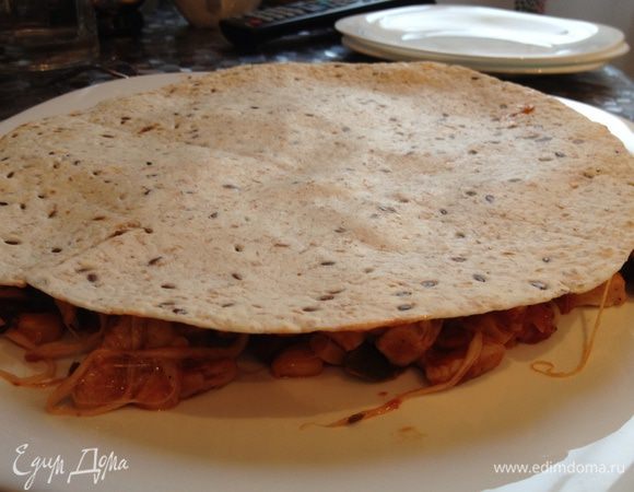 Выложить кесадилью, порезать секторами. Подавать со сметаной и гуакамоле, которые гасят остроту. Приятного аппетита