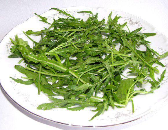 Руколу промыть, обсушить и выложить на блюдо.