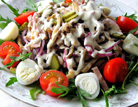 Сверху на рукколу выложить горкой салат, украсить половинками помидорок черри и перепелиных яиц, полить заправкой. Салат готов. Приятного аппетита!