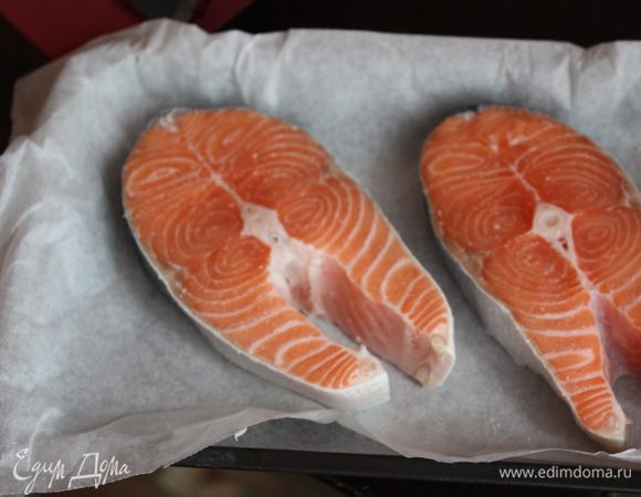 Рыбу моем, обсушиваем и выкладываем в глубокий противень, застеленный пергаментом. Солим.