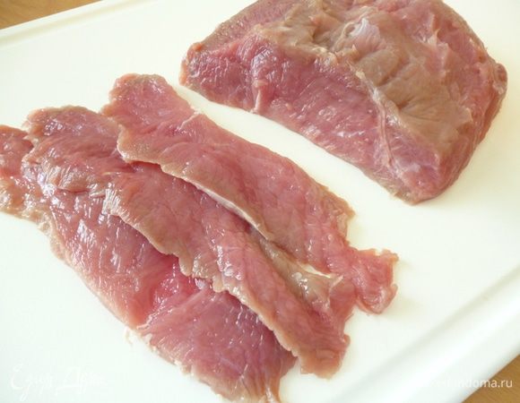 Подготовить мясо:удалить жилки и нарезать поперек волокон тоненькими пластинками